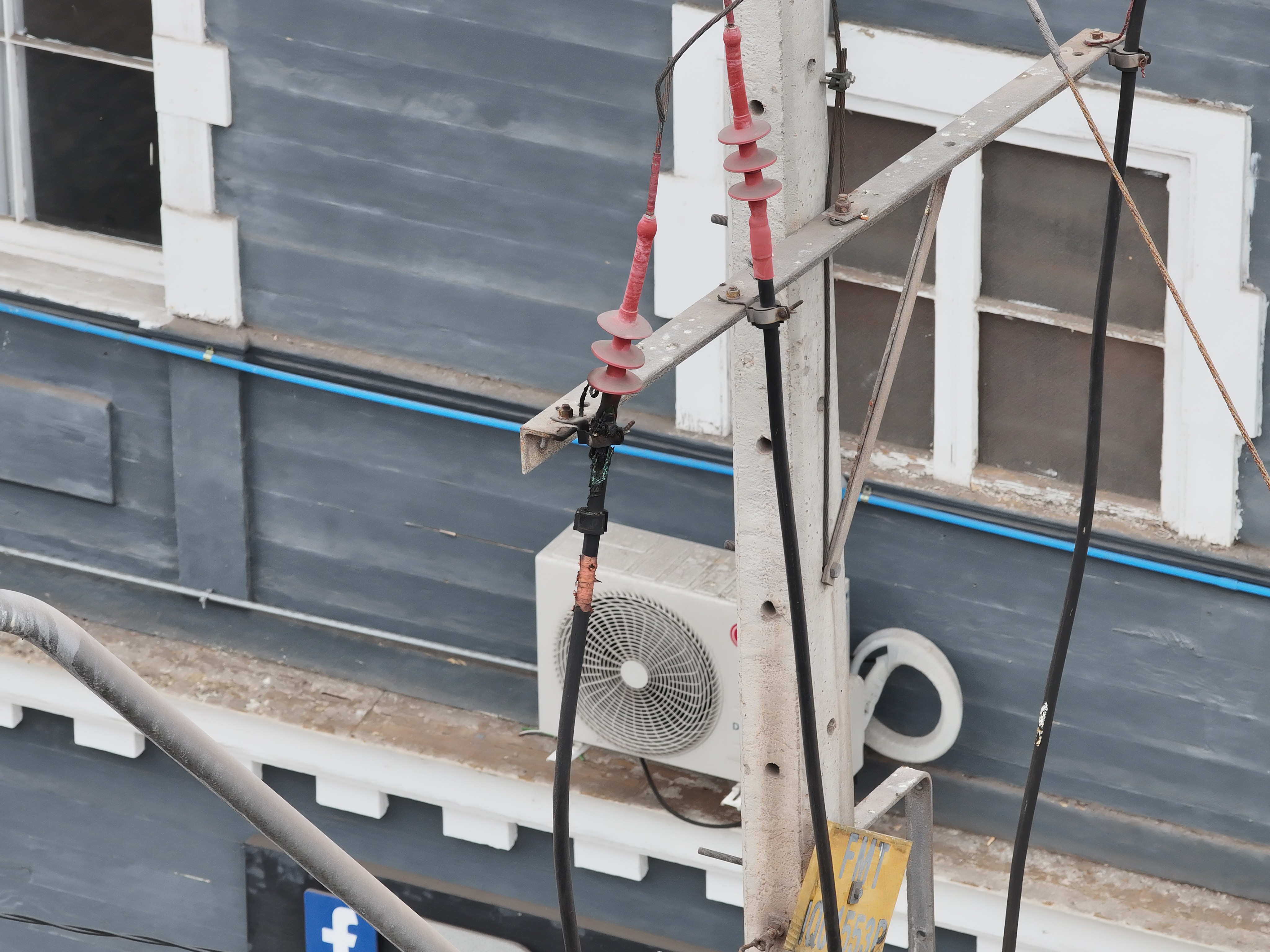 Inspección aérea de conexiones eléctricas en el Teatro Municipal